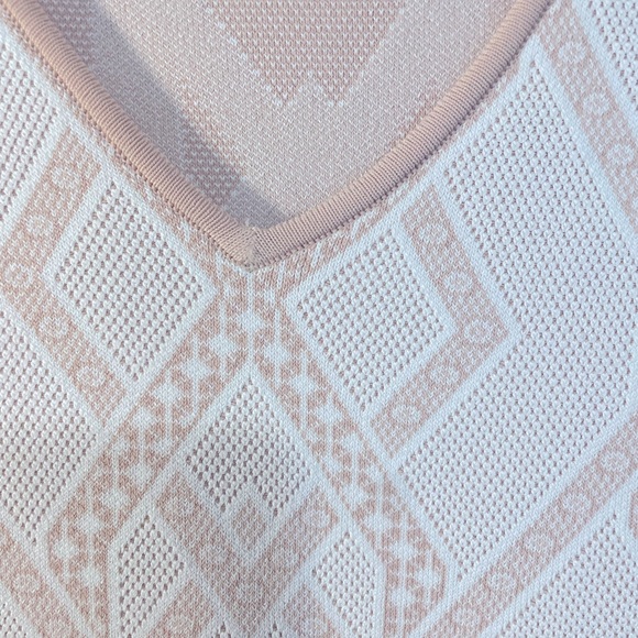 Large BCBGMAXAZRIA Gardenia top with bottom detail flair. Pink - Picture 8 of 17